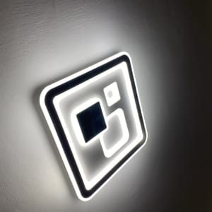 תאורת לד מעוצבת על קיר לבן