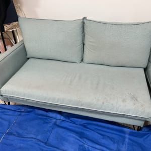 ספה עם כתמים על בד כחול