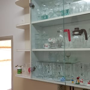 ארון זכוכית עם כוסות וצלחות