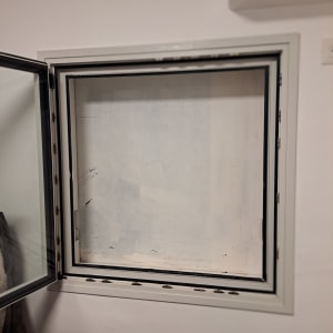 חלון פתוח עם תריסים פנימיים