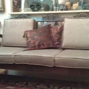 ספה עם ריפוד כריות בצבע בז