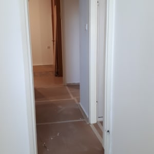 רצפה מכוסה בנייר להגנה מצבע