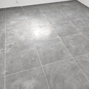 רצפה אפורה עם סימני ניקוי ולכלוך קל