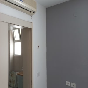 קיר צבוע באפור ולבן עם שקעי חשמל