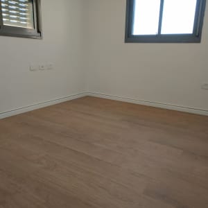 חדר עם רצפת פרקט עץ בהירה