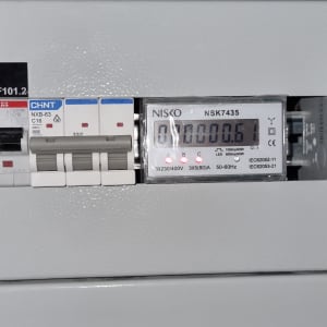 לוח חשמל עם מפסקים ומונה חשמל דיגיטלי