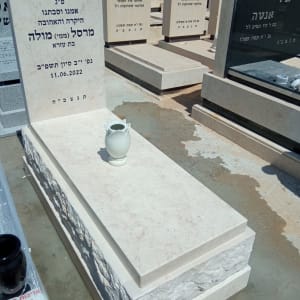 מצבות אבן עם כיתוב בעברית בבית קברות