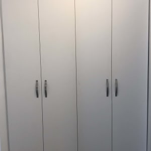 ארון לבן עם ארבע דלתות וידיות מתכת