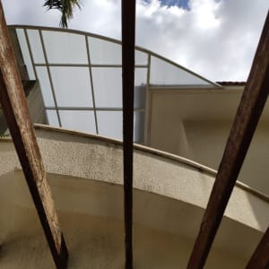 סוכך זכוכית מעל מבנה עם קורות עץ