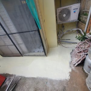 אזור אטום עם חומר איטום בהיר על הרצפה