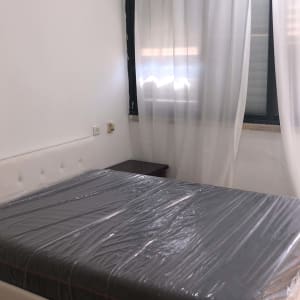 מיטה מכוסה בניילון בחדר שינה