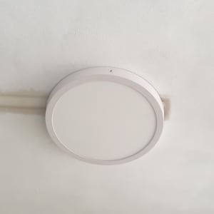 תאורה עגולה מותקנת על תקרה לבנה