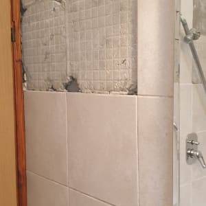 קיר עם אריחים שבורים ותיקון בטיח