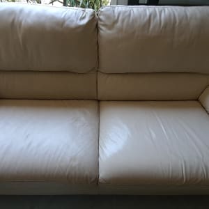 ספה עור בהירה עם כריות מושב ומשענת