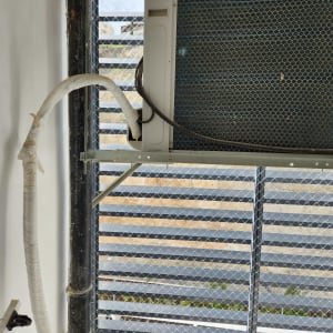 יחידת מזגן חיצונית עם רשת למניעת כניסת יונים