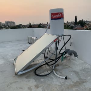 דוד שמש על גג עם צינורות וחיבורים