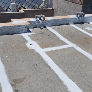 גג עם קווים לבנים לאיטום