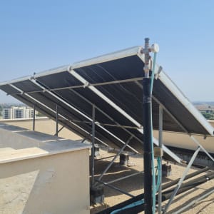 קולטי שמש מותקנים על גג עם צינורות מחוברים