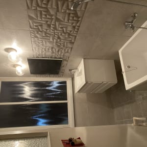 חדר אמבטיה עם אריחים חדשים, אמבטיה וברז מותקן