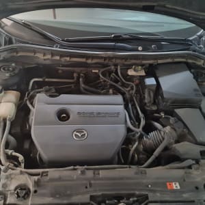 מנוע רכב עם סמל מאזדה, מכסה פתוח