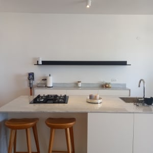 מטבח מודרני עם כיריים, כיור ומדף שחור