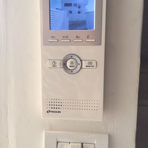 מסך תצוגה של מצלמת אבטחה עם כפתורי שליטה