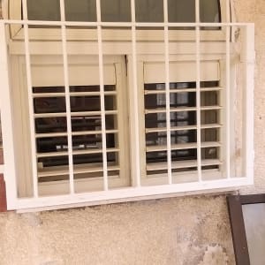 חלון אלומיניום עם סורגים לבנים