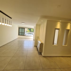 חדר עם רצפת אריחים, תאורה תלויה ומזגן קיר