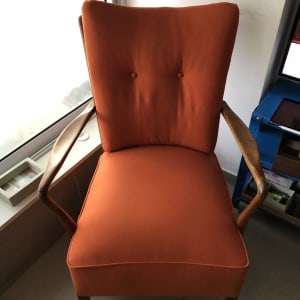 כורסה כתומה עם ריפוד מרופד וכפתורים