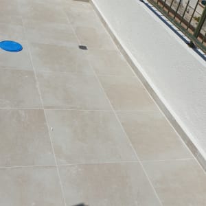 רצפת מרפסת עם אריחים אטומים ואיטום סביב הקירות