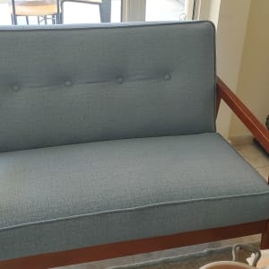 ספה מרופדת בבד כחול עם כפתורים