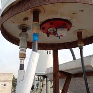 חיבורים וצינורות מתחת לדוד שמש על גג