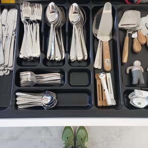 סכו"ם מסודר במגירה עם מחלקים, כלי מטבח נוספים