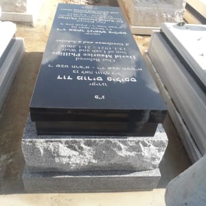 מצבות עם כיתוב באנגלית בבית קברות