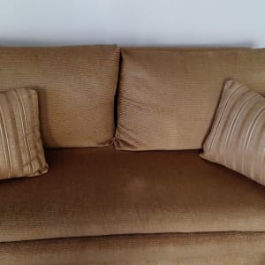 ספה חומה עם כריות תואמות