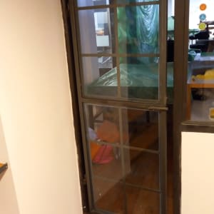 דלת זכוכית עם מסגרת מתכת פתוחה למחצה