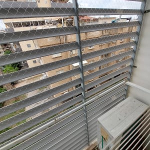 רשת מתכת למניעת כניסת יונים במרפסת