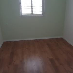 חדר עם רצפת פרקט עץ חום