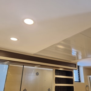 תקרת גבס עם תאורה שקועה בחדר אמבטיה
