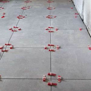 ריצוף חדש עם מרווחים ומחברים אדומים