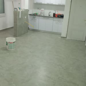 מטבח משופץ עם דלי צבע על הרצפה