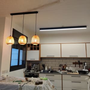 מטבח עם מנורות תלויות, כלים על השיש