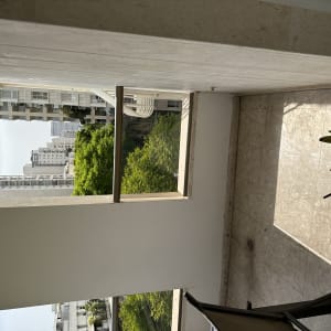 מרפסת עם מעקה זכוכית ונוף עירוני