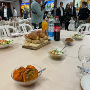 שולחן ערוך עם לחמים, סלטים ומשקאות לאירוע קייטרינג