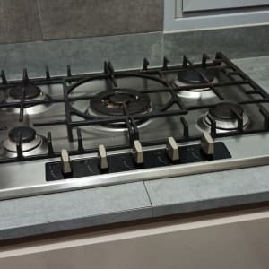 כיריים גז עם חמישה מבערים וכפתורי שליטה