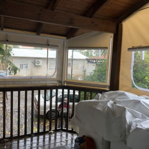 מרפסת עם סוככים בצבע בז