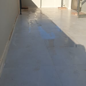 רצפה רטובה עם סימני רגליים, שיפוץ מרפסת