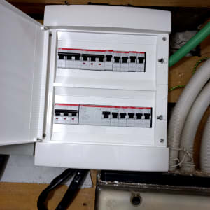 לוח חשמל פתוח עם מפסקים וחוטים