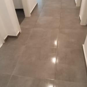 רצפה נקייה ומבריקה במסדרון בית