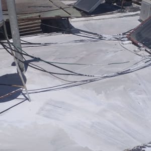 גג אטום בחומר לבן עם קולטי שמש